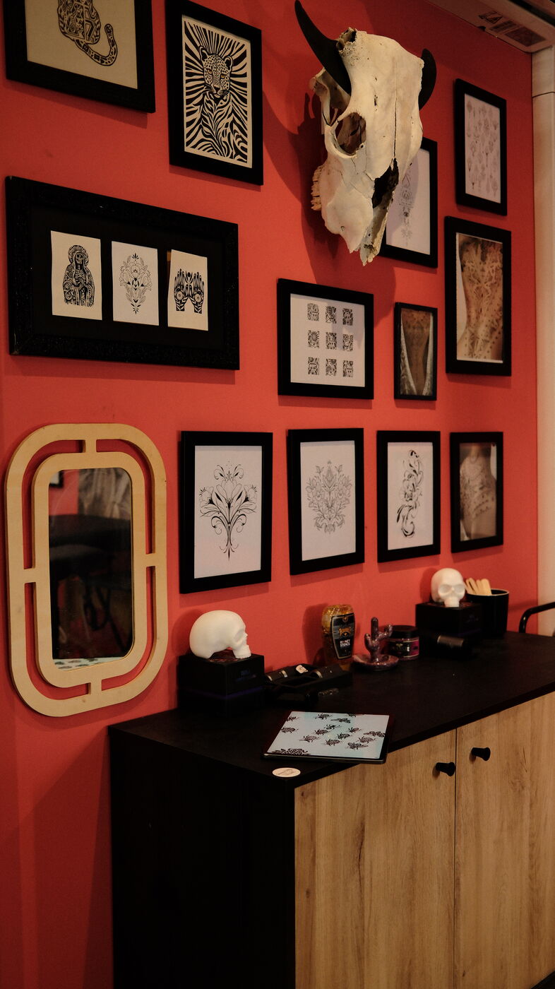 Le mur de flashs encadrés du studio MANUIA
